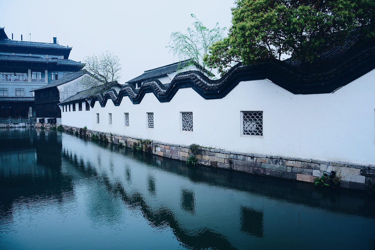 鹤鸣湖水上餐厅价格表最新，鹤鸣湖水上餐厅：最新价格表与特色菜品全攻略